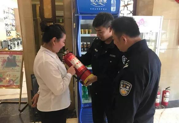 治安民警深入對轄區內場所的消防及治安隱患進行排查2