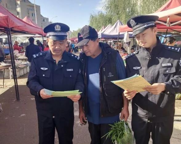 臥龍派出所民警深入城鄉集市開展掃黑除惡宣傳