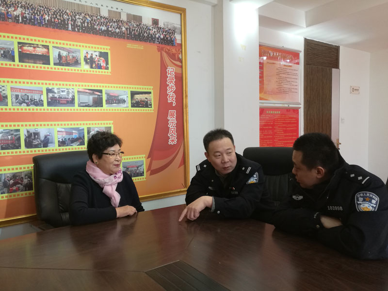 李秀華和王松（中）研究社區基礎工作