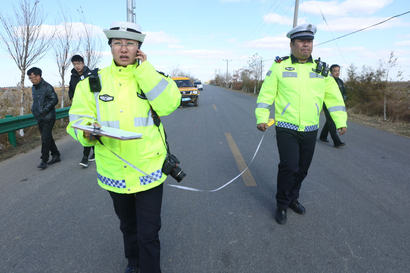 剛到交通事故現場，范冬梅又接到指揮中心打來出警的電話