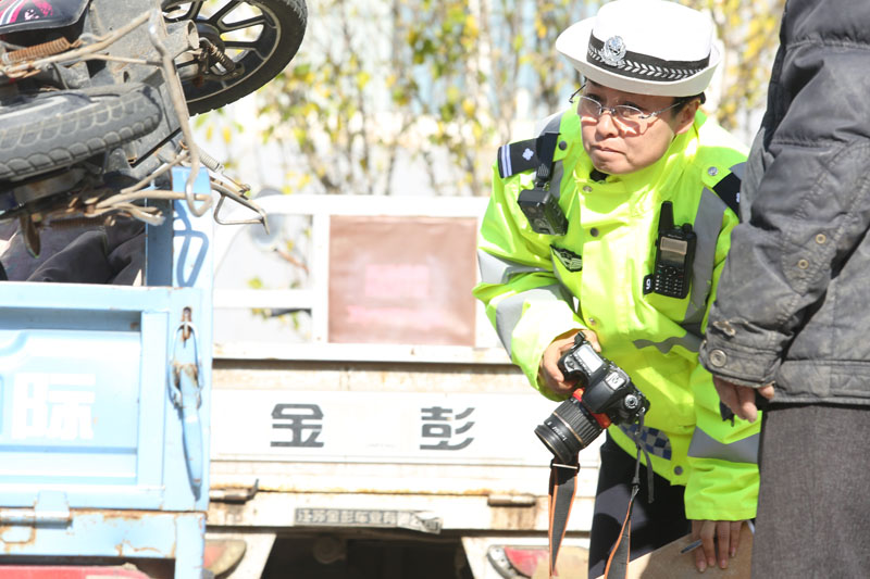 壓題（放大)照相機﹑米尺﹑執法記錄儀和記錄本是范冬梅隨身物品