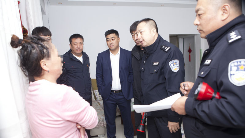執行干警勸被執行人履行義務111