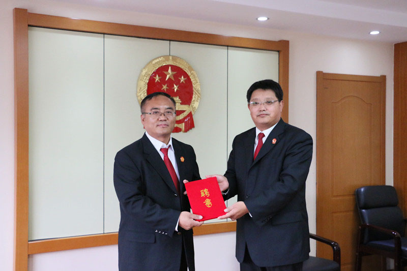 錦州市太和區(qū)人民法院黨組書(shū)記、院長(zhǎng)康贏健(右)為新任法官導(dǎo)師頒發(fā)了聘書(shū)