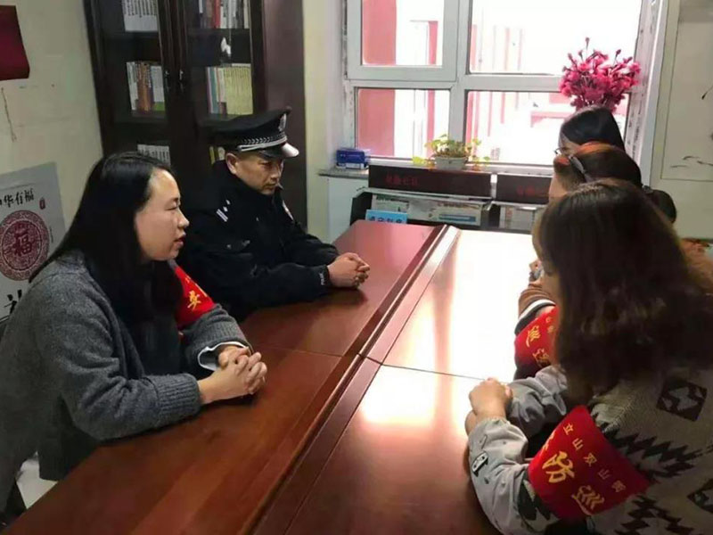 社區民警向“網格員”了解社區動態