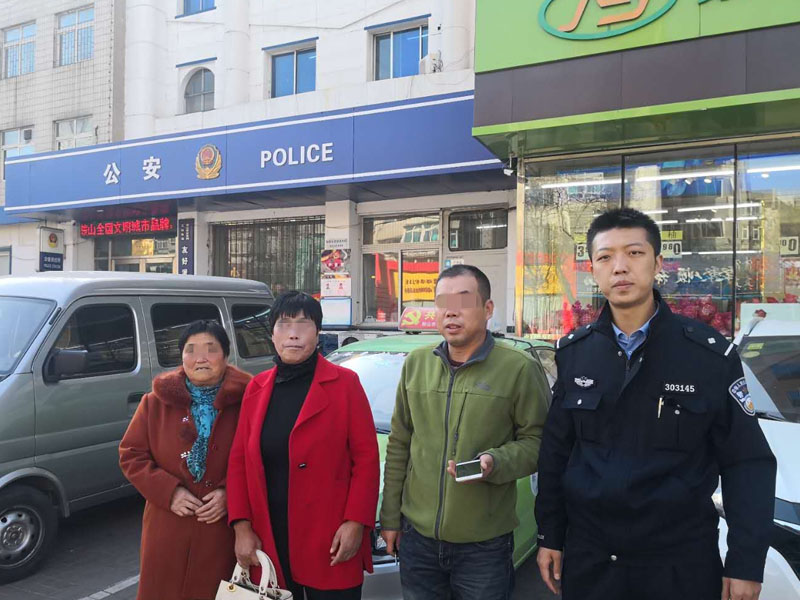值班民警皇旭送當事人離開