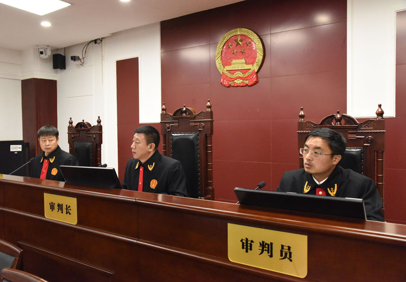 沈陽中院副院長朱曉光（中）擔任審判長