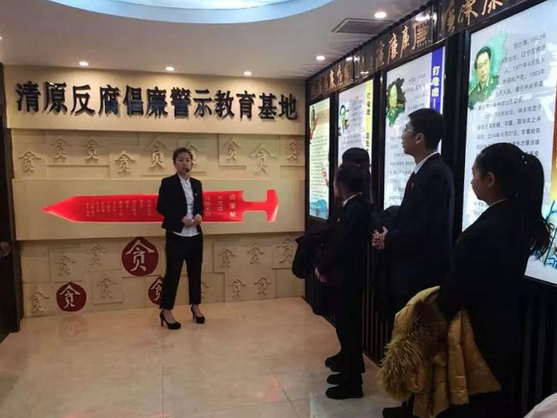 干警們在認(rèn)真聽講解