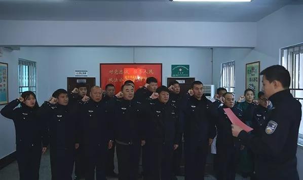 組織民警高唱國歌，進(jìn)行憲法宣誓