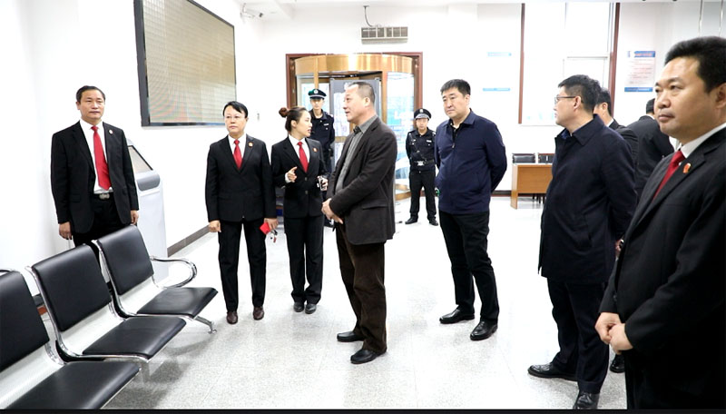 綏中縣委書記劉占元參觀訴訟服務大廳