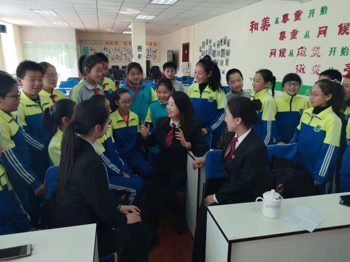 法官們與學生們進行親密互動