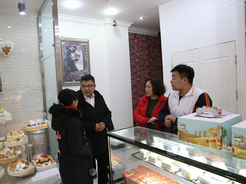 配文1：張蘭就業后邀請檢察官到她所在的蛋糕店參觀