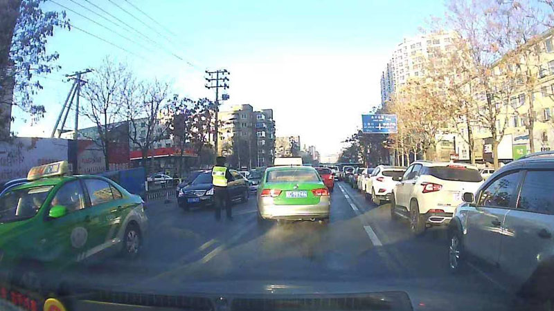 民警下車疏導(dǎo)早高峰車輛為出租車開(kāi)道