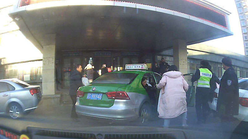 民警為出租車開(kāi)道及時(shí)將昏迷的嬰兒送至醫(yī)院。