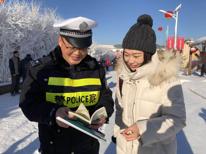 燈塔交警大隊民警面對面向游客宣傳冬季交通安全知識