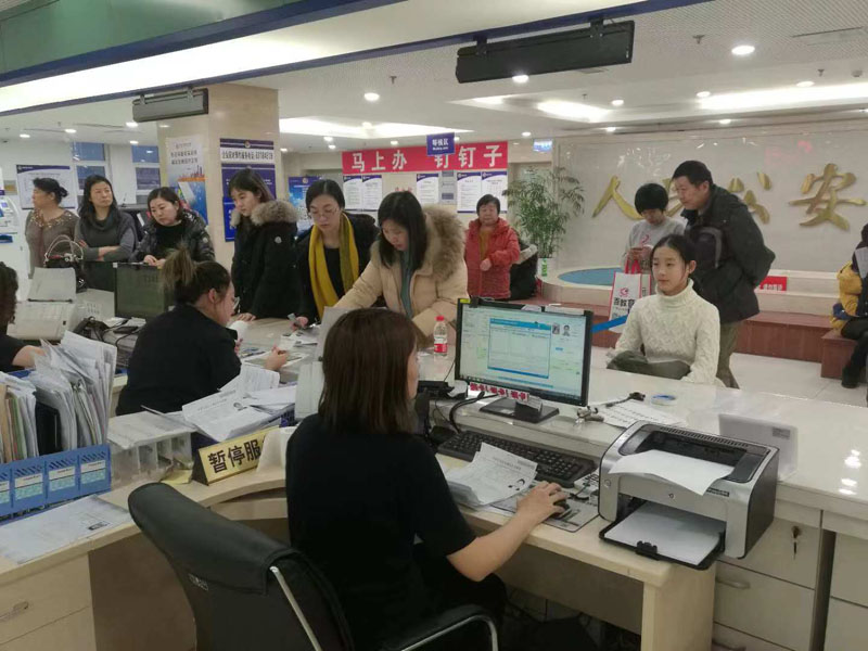 渾南分局服務大廳工作人員為群眾服務