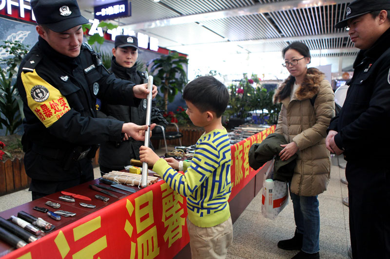 民警給旅客講解禁止和限制攜帶的物品
