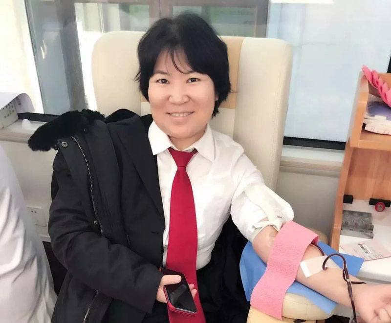 法院執(zhí)行局政委王曉玲在獻血
