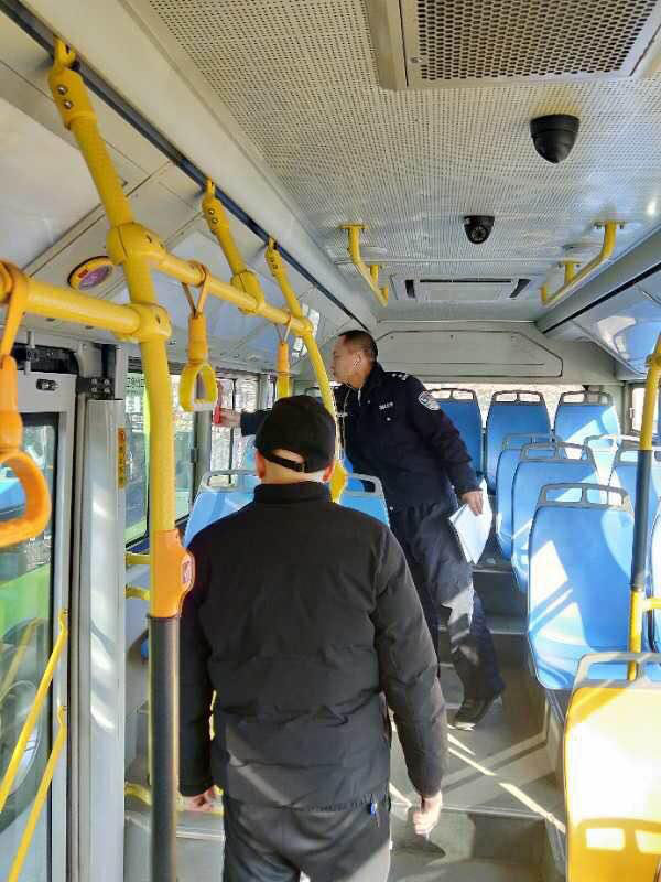 民警檢查車廂內的安全設施
