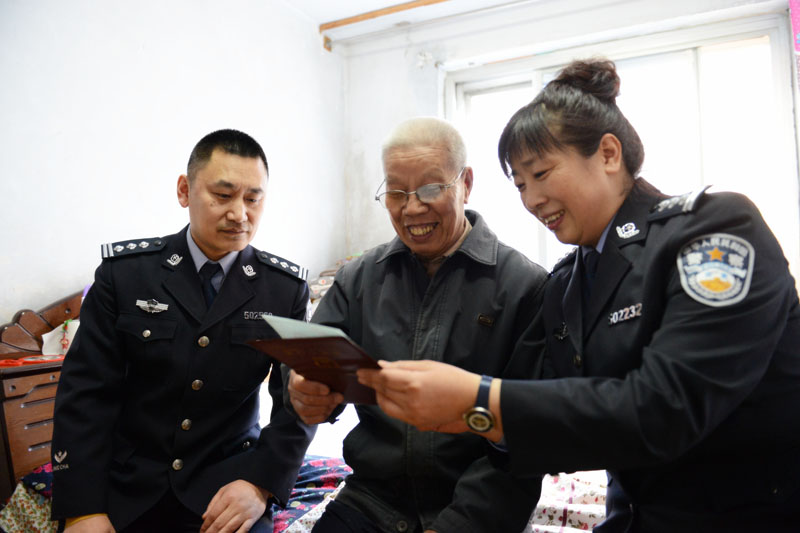 社區警務支隊為民服務送證上門