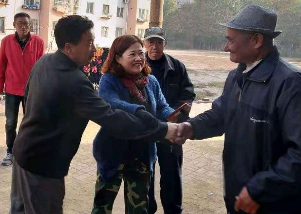 社區網格員在調解居民之間的矛盾糾紛