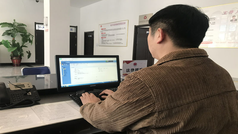本溪市法律援助中心12348辦公室工作人員姜琦正在通過后臺系統回復百姓通過12348遼寧法網咨詢的法律問題