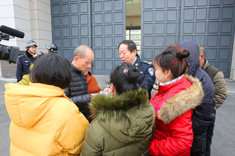 監獄干警囑咐離監探親服刑人員和家人有關事項
