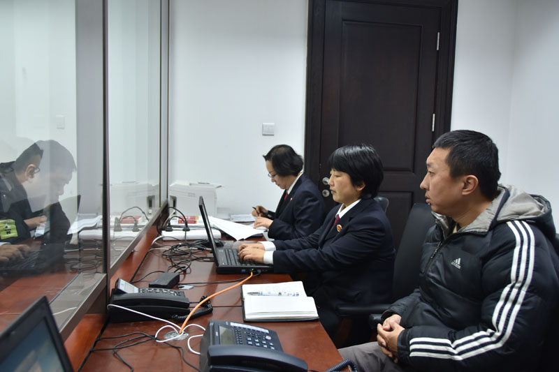 6檢察官與記者在信訪室接待當事人