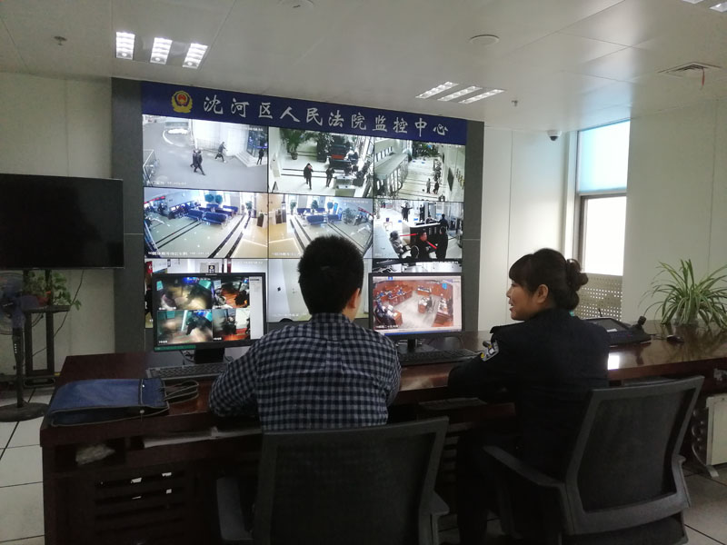 值班法警向記者介紹各個監控分屏的情況