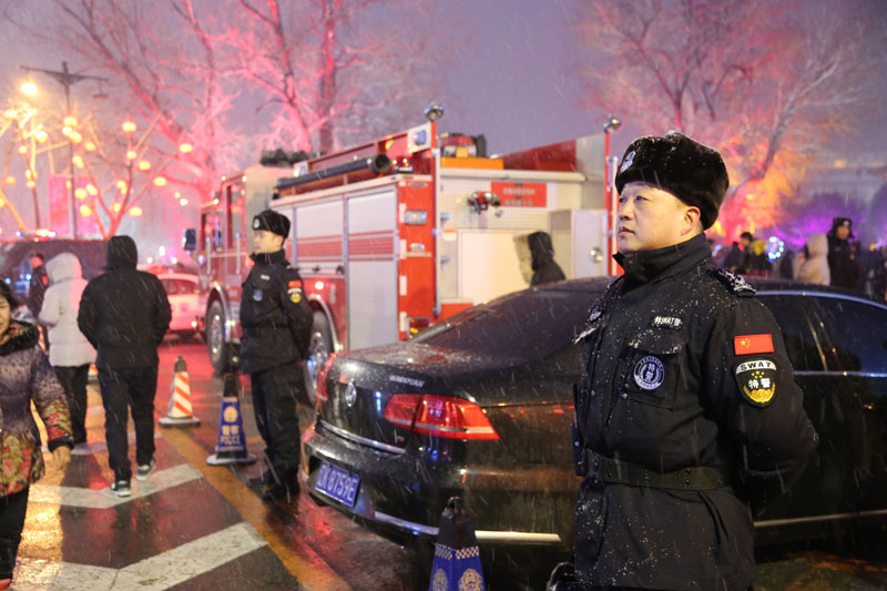 民警在風(fēng)雪中執(zhí)勤