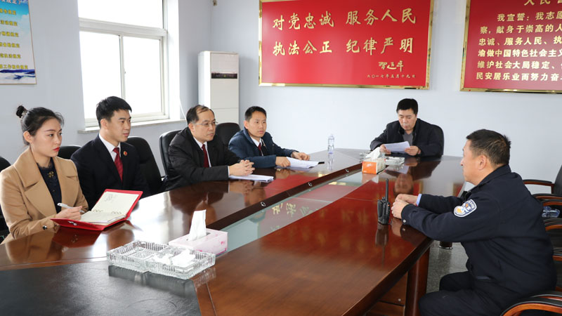 看守所工作人員向檢察組講解進入監區注意事項