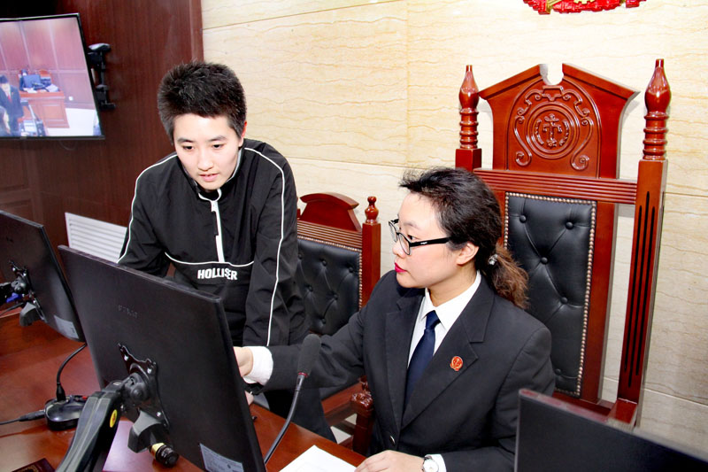 馮菲法官向記者介紹庭審語音轉換系統