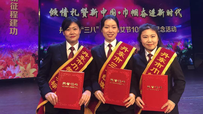 從左往右依次是李曉菲、鄒慧姝、陳曙光