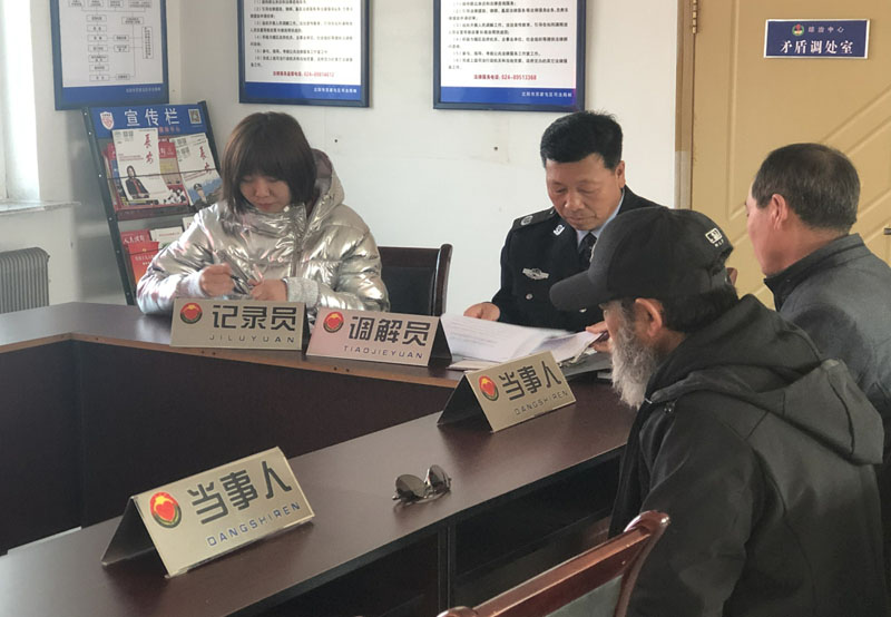 李家新（左二）調解村民糾紛，記者（左一）認真記錄