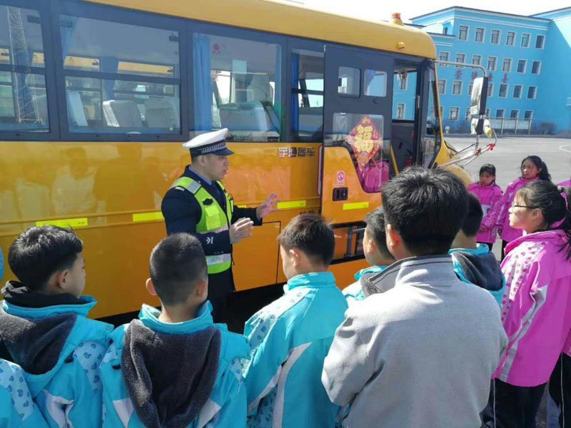 配文1：民警在給學生講解