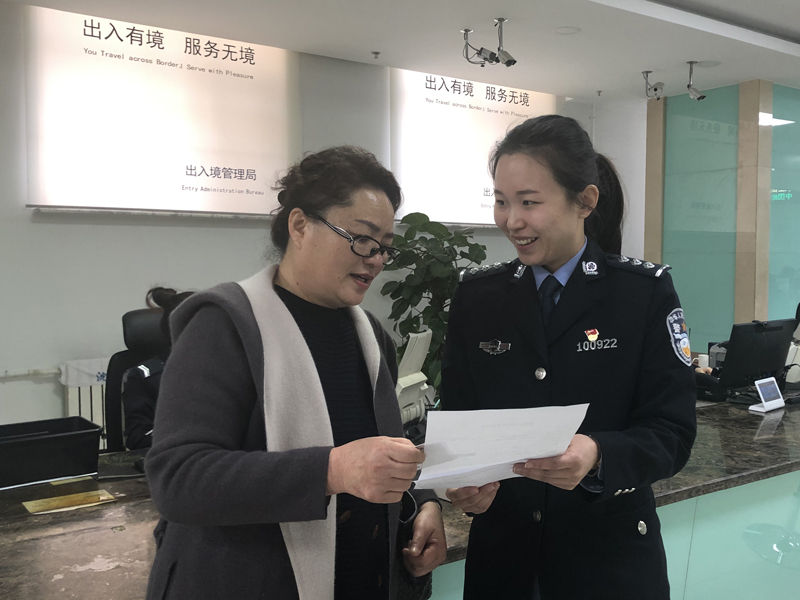 王殿梅拿到往來港澳通行證非常開心