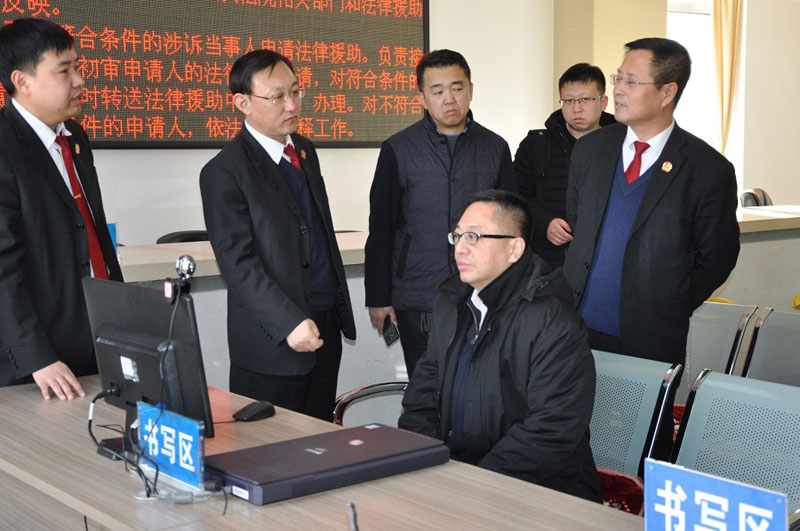 北鎮(zhèn)法院黨組書記、院長張春風(fēng)（左二）為前來參觀的兄弟法院干警講解網(wǎng)上立案流程