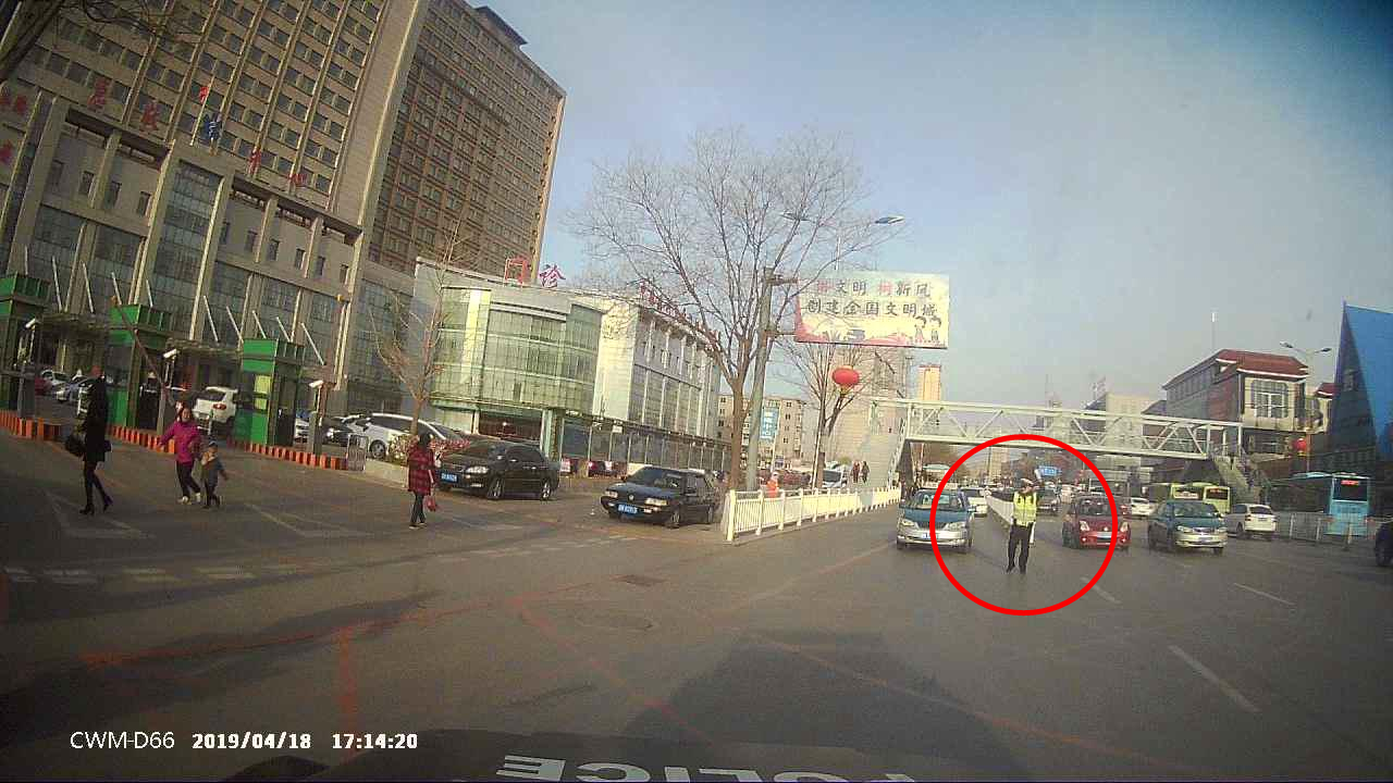 執(zhí)勤交警疏導(dǎo)警車進(jìn)入醫(yī)院