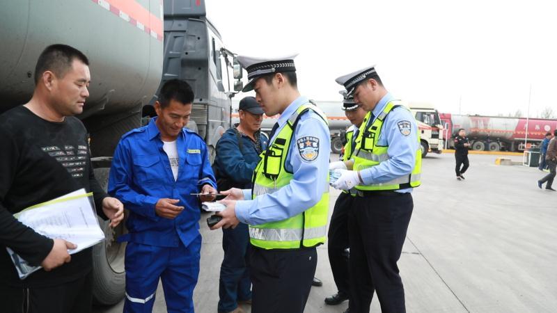 配文3：交警大隊民警為運輸企業(yè)司機提供服務