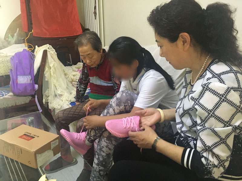 今年六一節前，樊麗萍給陽陽買了一雙新鞋當做節日禮物