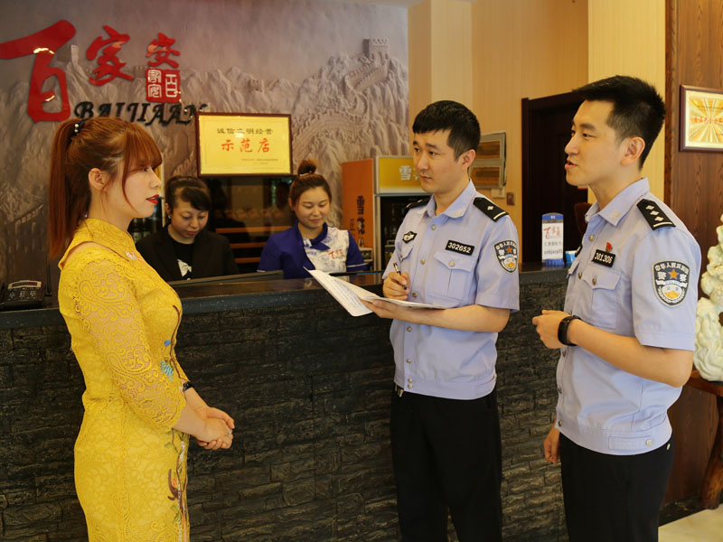 民警走訪了解轄區企業商家經營中遇到的難題