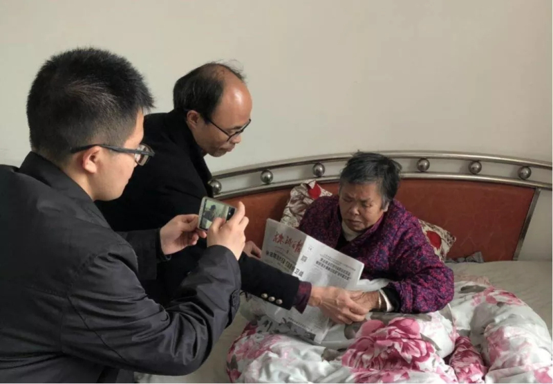 醴陵立三村網格員幫助轄區內行動不便的老人進行養老認證_編輯