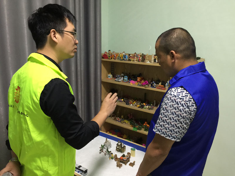 心理咨詢師（左）為社區矯正人員進行心理輔導   伏志勇 攝