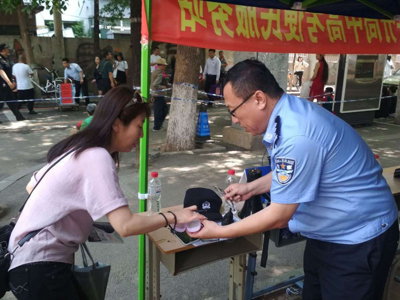 沈陽市第一三四中學考點執勤民警聯系考生家長，為在考場內暈倒的考生及時送藥治療，確保考生正常參加考試。