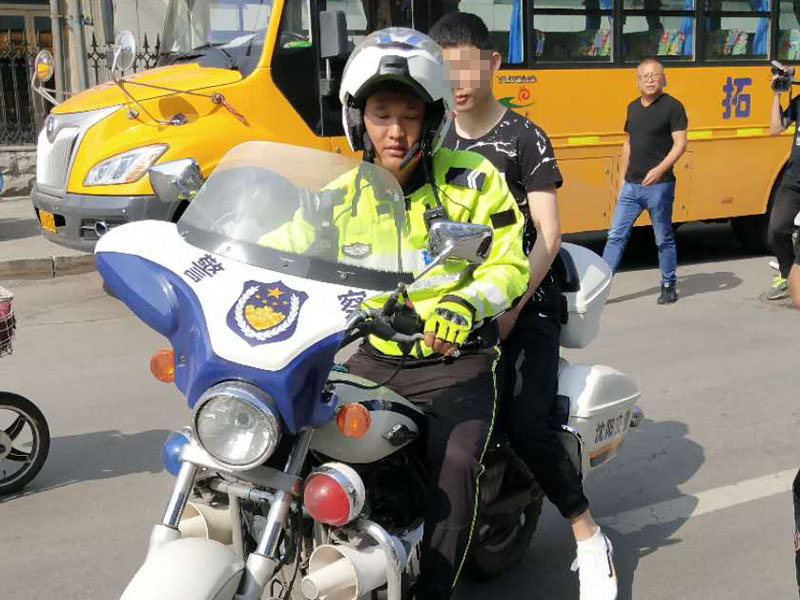 沈陽市公安局交通警察局鐵西交警大隊執勤警力王晨將一名走錯考點的考生從第四中學考點送至第三十一中學考點，確保考生順利參加考試。