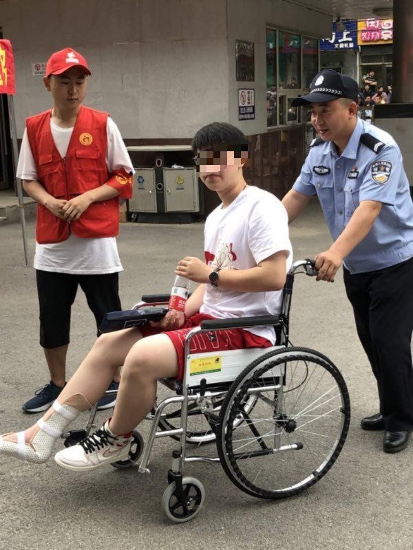 大東公安分局執勤民警與平安志愿者對腳部骨折考生出入考場提供全程護送服務