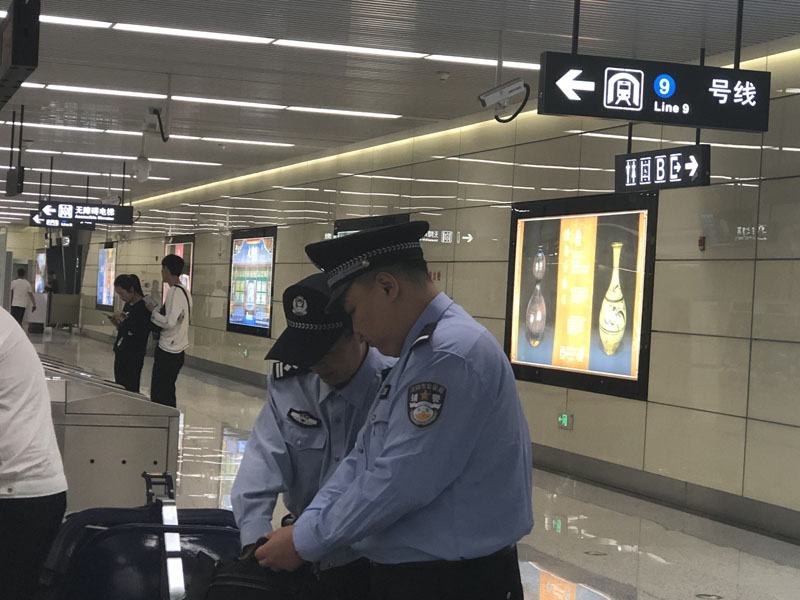 地鐵公安民警嚴查可疑背包