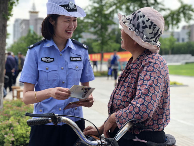 燈塔交警街頭宣傳交通安全知識 (4)