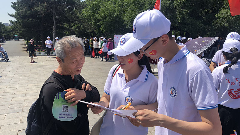 志愿者向市民發放調查問卷