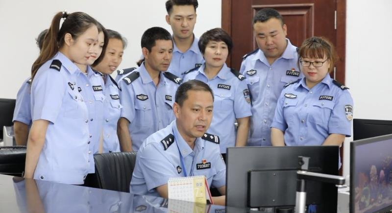 民警和輔警進行業(yè)務講評