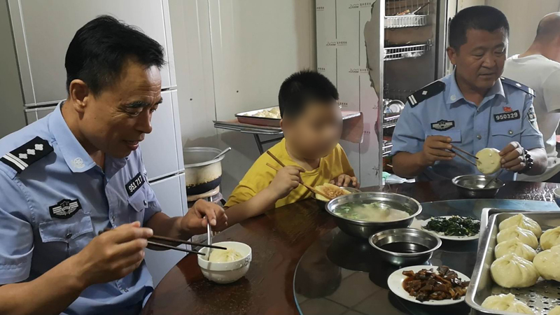 午飯了，男孩不愛吃包子，食堂給專門烙的糖餅，吃的噴香